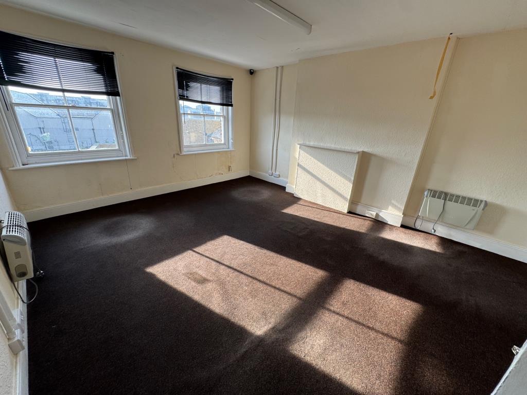 Lot: 70 - COMMERCIAL INVESTMENT AND VACANT UPPER FLOORS WITH POTENTIAL - Second floor - room 1